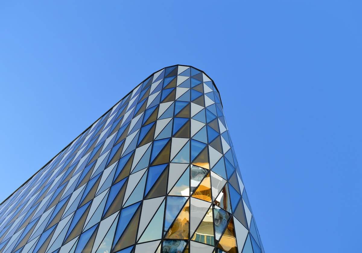 拉菲尼亚拒绝领奖，金球奖信任崩塌，贝林厄姆空降引巴西球员发声